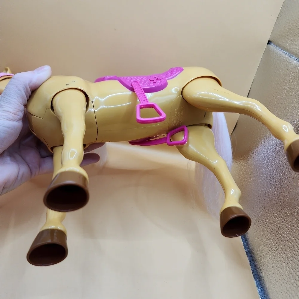 2013 Barbie Feed & Cuddle Tawny Tan Brown Horse Pink Saddle